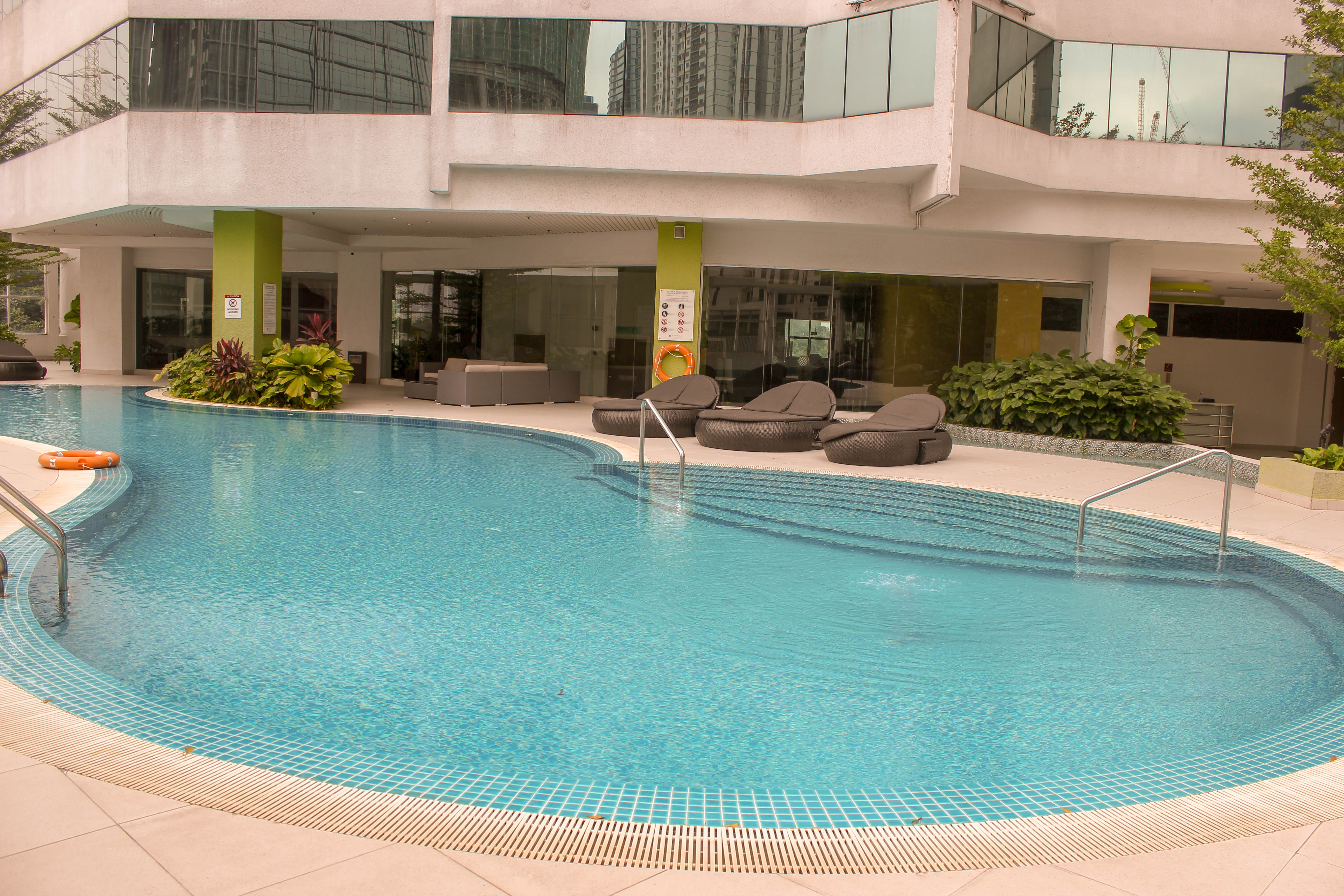 The outdoor pool of Pullman KL Bangsar Hotel