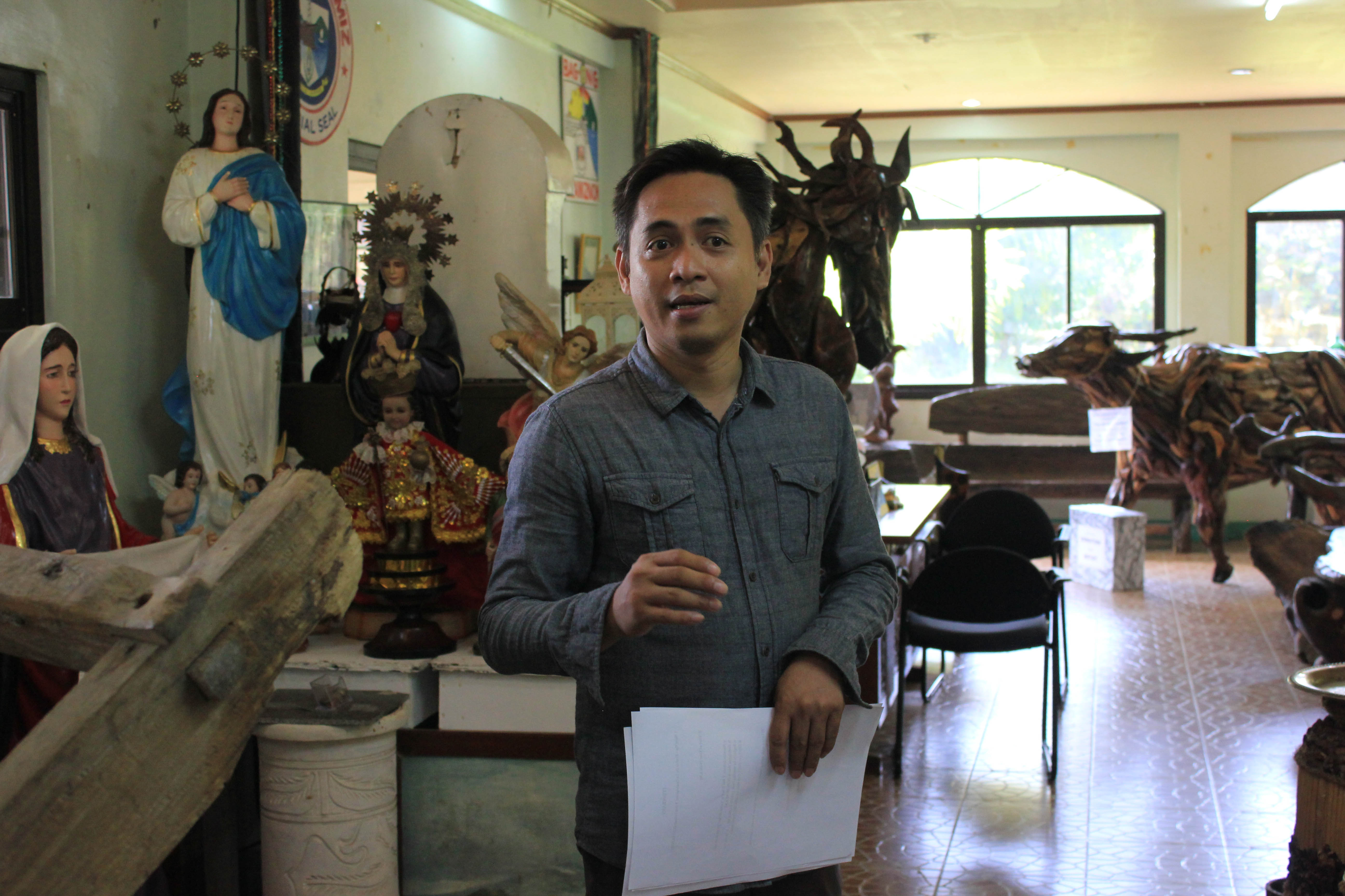 Michael Fuentes, Tourism Staff of Ozamiz City, giving us the city's brief history in the Ozamiz Museum.