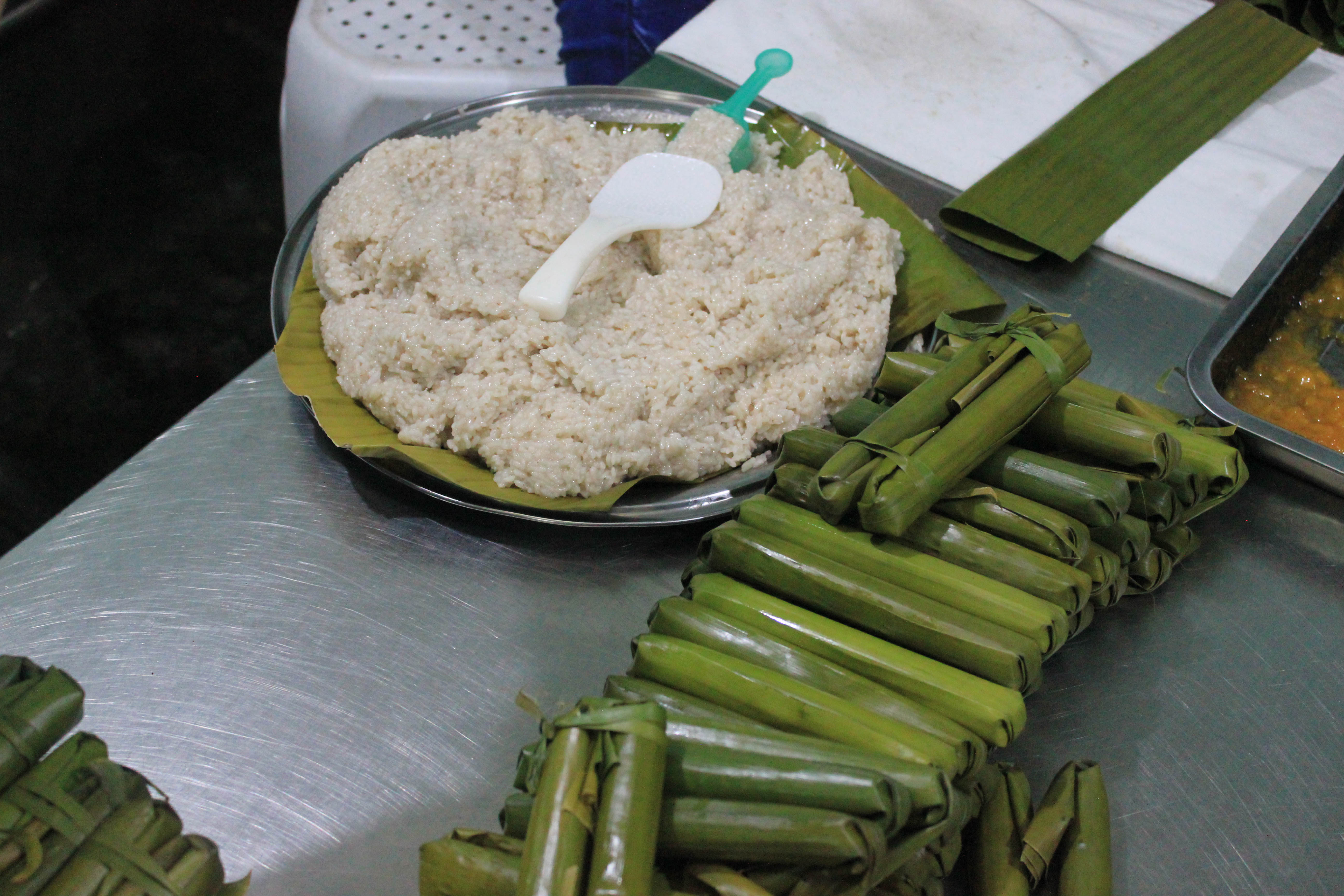 Suman, a popular Filipino delicacy, is rice cake wrapped in banana leaves.